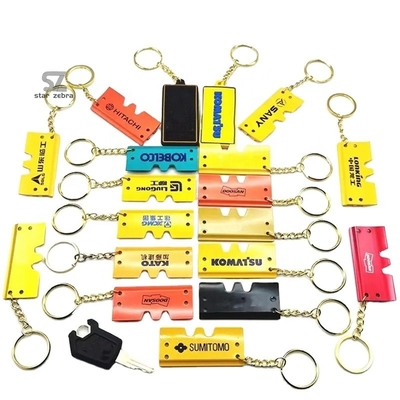 Para los accesorios de excavadoras Hitachi Kato Doosan Kobelco Komatsu Sany cubo cadena de llaves cadena de llaves placa de metal colgante pequeña hebilla de regalo