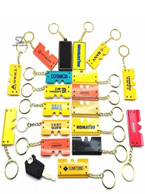 Para los accesorios de excavadoras Hitachi Kato Doosan Kobelco Komatsu Sany cubo cadena de llaves cadena de llaves placa de metal colgante pequeña hebilla de regalo