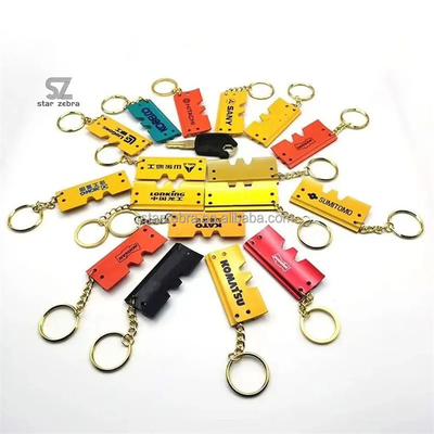 Para los accesorios de excavadoras Hitachi Kato Doosan Kobelco Komatsu Sany cubo cadena de llaves cadena de llaves placa de metal colgante pequeña hebilla de regalo